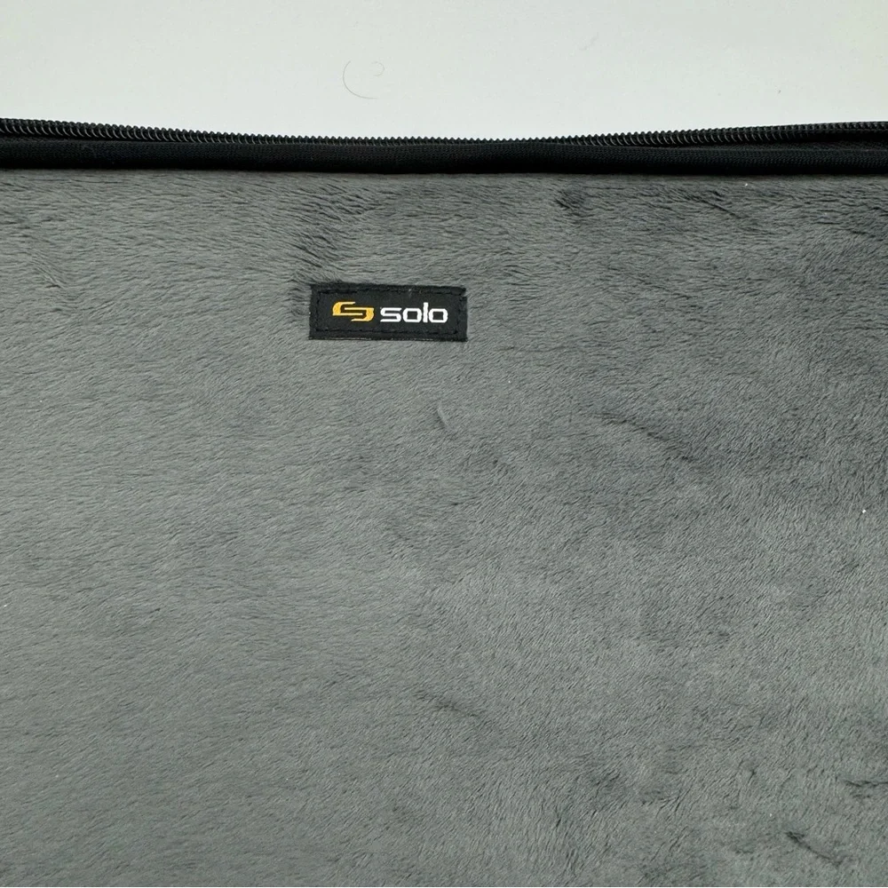 Solo New York Bond Neoprene Laptop Sleeve – Lightweight & Padded